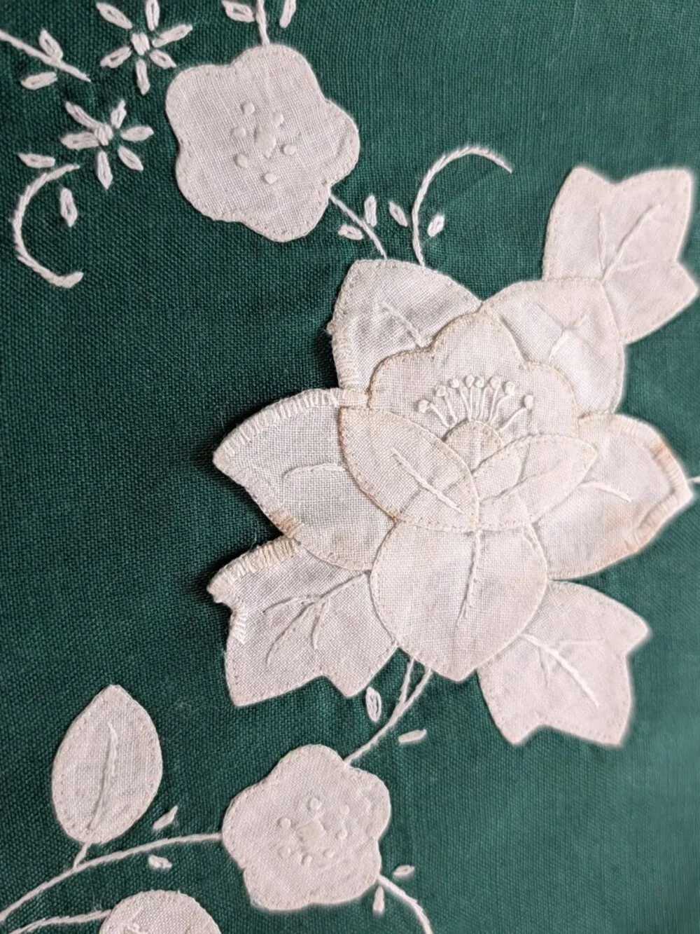 VTG Set of 6 Green Floral Applique Placemats & Napkins White Scalloped NOS